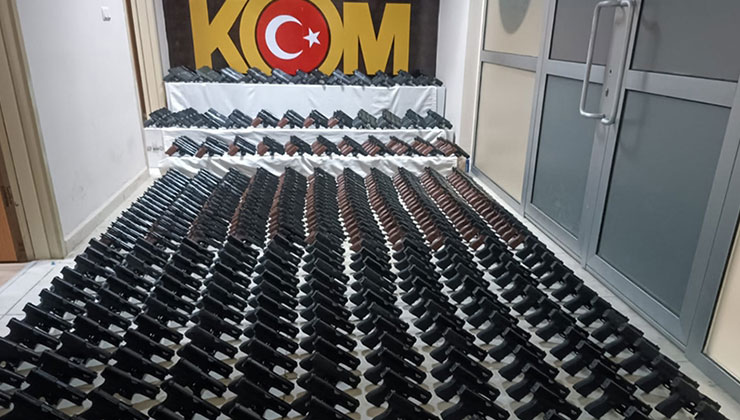 Konya özel harekat ekiplerinin de desteğiyle 32 adrese eş zamanlı operasyon düzenlendi