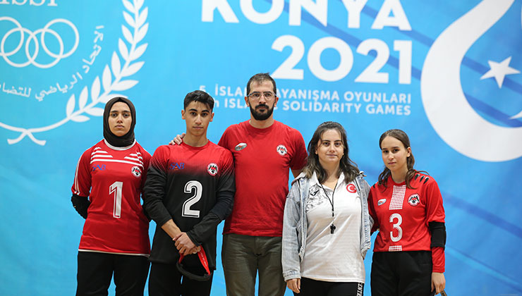 Konya’da azimli antrenör görme engelli eşinin kulübünde şampiyonlar yetiştiriyor