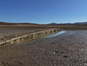 Konya’da barajda sular çekildi, tarihi köprü ortaya çıktı