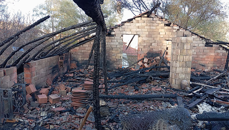 Konya’da çıkan yangında 2 ev kullanılamaz hale geldi