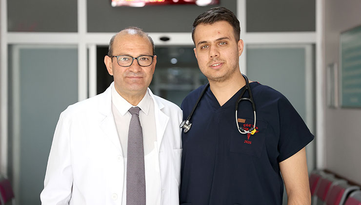Konya’da çocukluğunu geçirdiği hastanede doktor olarak babasıyla görev yapıyor