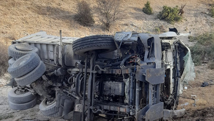 Konya’da feci kaza! Şarampole devrilen kamyon sürücüsü yaşamını yitirdi