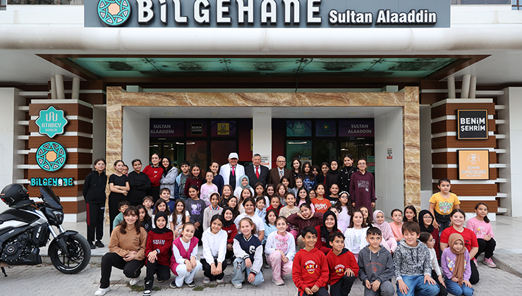 Konya’da huzurevindeki emekli öğretmenler, öğrencilerle buluştu