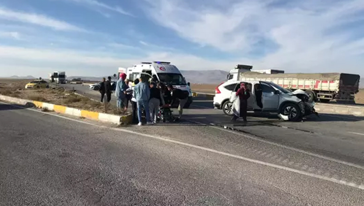Konya’da kamyonet ile otomobil çarpıştı: 3’ü çocuk 7 yaralı