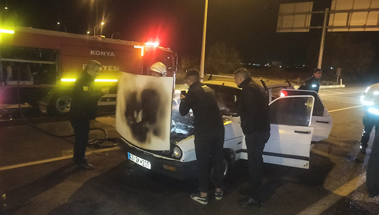 Konya’da kırmızı ışıkta bekleyen otomobilde yangın çıktı