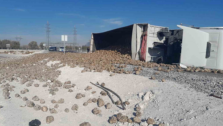 Konya’da pancar yüklü tır devrildi: 1 yaralı