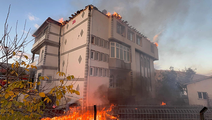 Konya’da üç katlı binada çıkan yangın söndürüldü