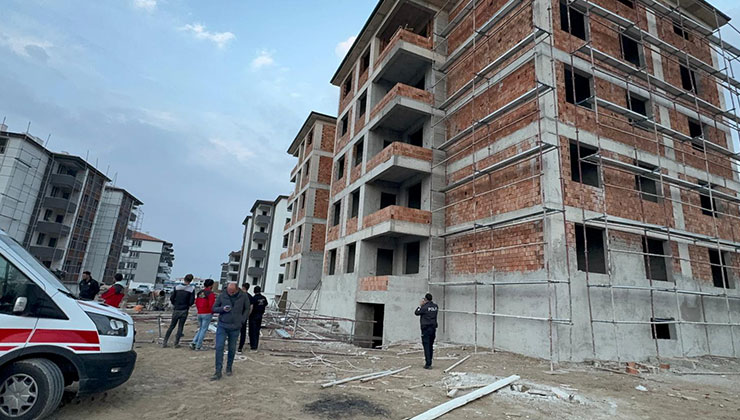 Konya’da üzerine iskele düşen 2 işçi yaralandı