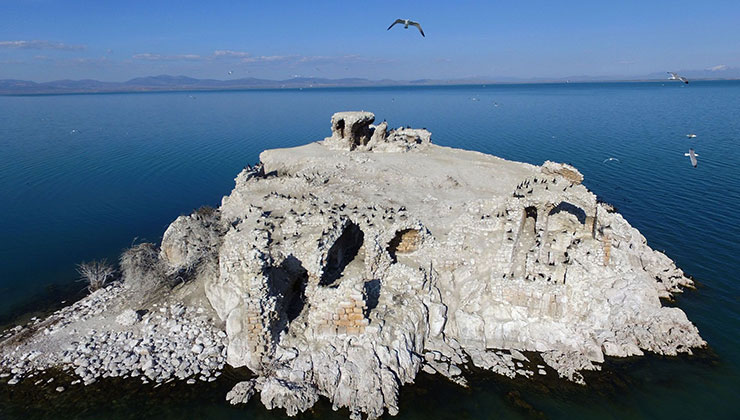 Konya’nın sular içindeki kız kalesi ilgi bekliyor