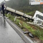 Kuzey Marmara Otoyolu’nda şarampole devrilen tırın sürücüsü yaralandı