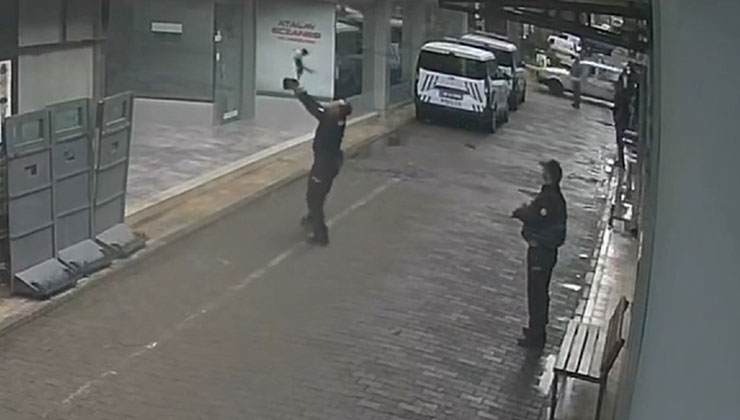 Manisa’da binadan düşen kediyi polis kurtardı