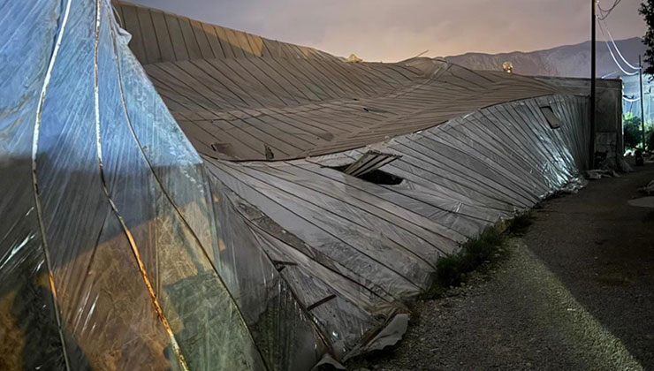 Mersin’de oluşan hortum 30 seraya zarar verdi