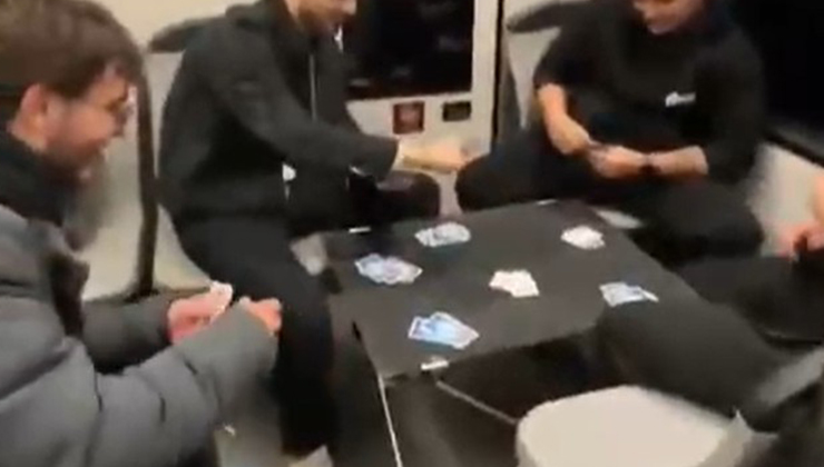 Metroda masa kurup oyun oynadılar