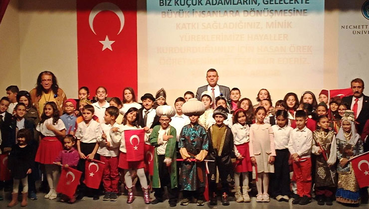 Minikler Geleceğin Umutları’nı sahneledi