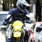 Motosiklet sürücüsü ve yolcularına eldiven şartı getirildi