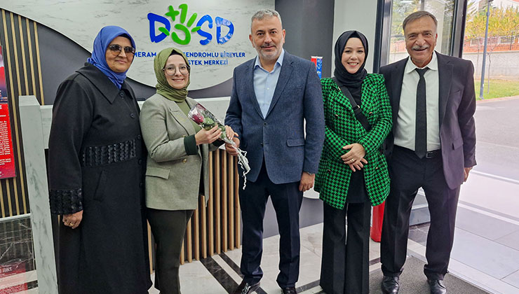 Munlafalıoğlu’ndan özel eğitim kahramanlarına çiçekli sürpriz