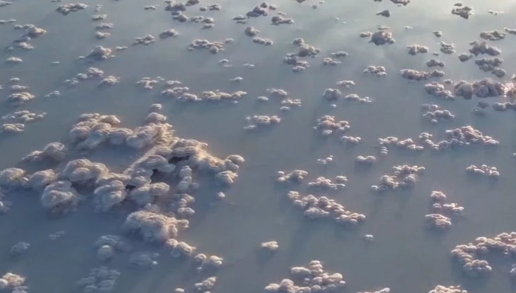 O gölde oluşan kütleler fotoğraf tutkunlarının ilgisini çekiyor