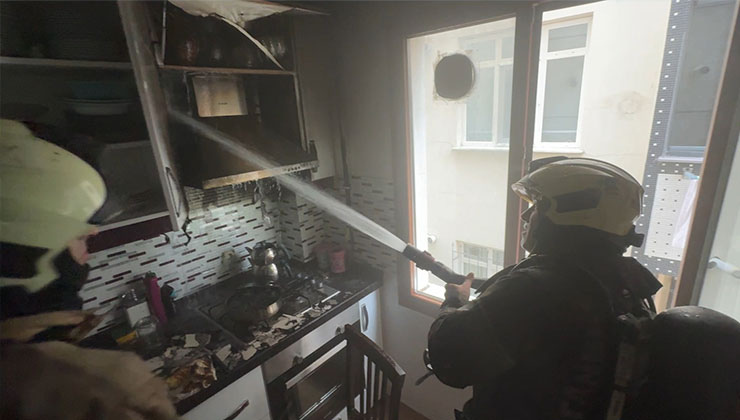 Ocakta unutulan yemek yangına neden oldu; anne ve 2 çocuğu hastaneye kaldırıldı