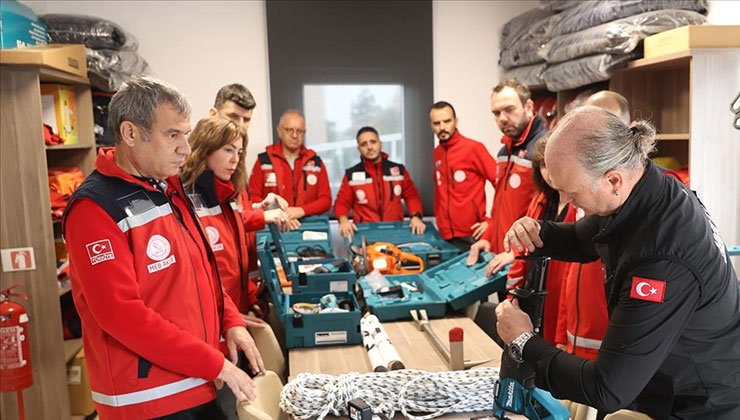 Öğretmenler olası afetlerde hayat kurtarmaya hazırlanıyor