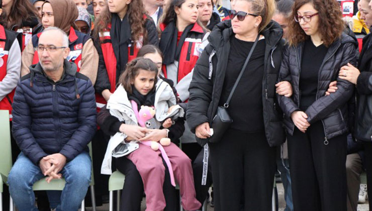 Şehit babasını oyuncağına sarılarak bekledi