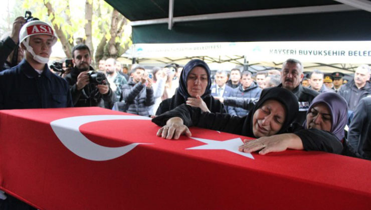 Şehit eşini askeri montuyla son yolculuğuna uğurladı