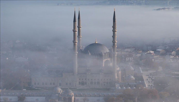 Selimiye Camisi sis içindeyken havadan görüntülendi