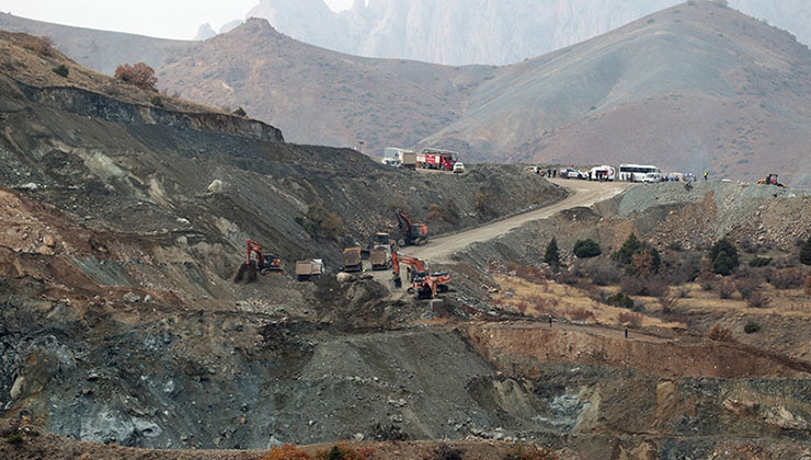 Sivas’ta demir madeni ocağında göçük altında kalan işçiyi arama çalışmaları yeniden başladı