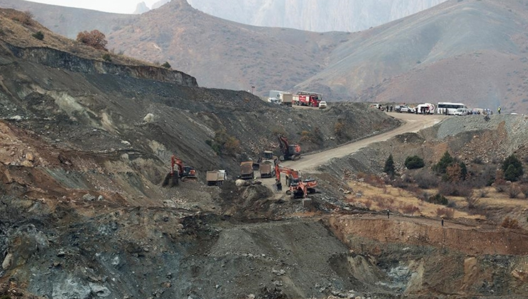 Sivas’ta maden ocağında göçük altında kalan şantiye müdürünü arama çalışmaları sürüyor