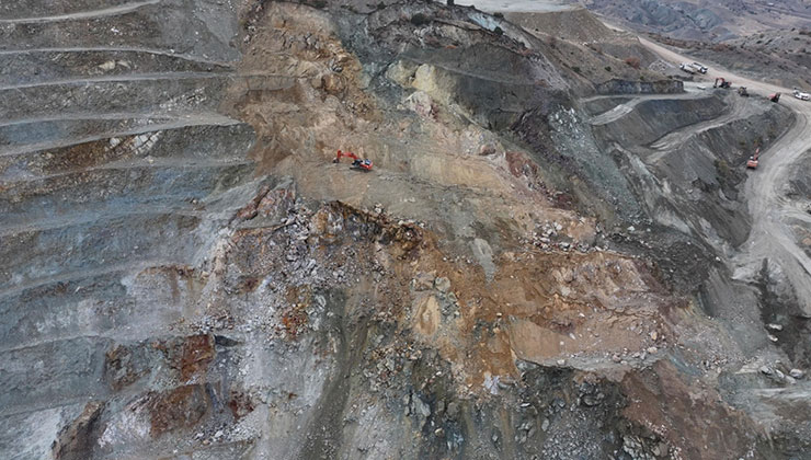 Sivas’ta maden ocağında göçük altında kalan şantiye müdürünü arama çalışmaları sürüyor