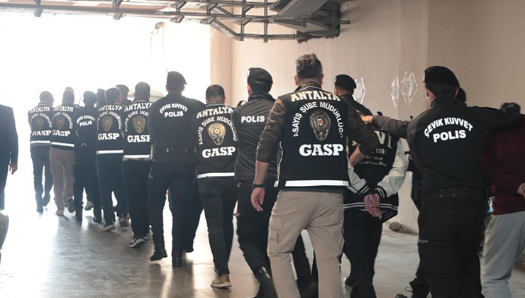 Sosyal medyada “buluşma tuzağı” kuran dolandırıcılık çetesi çökertildi