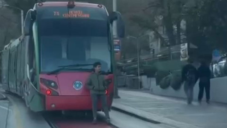 Tramvayın arkasına tutunarak yolculuk eden çocuk yürekleri ağıza getirdi