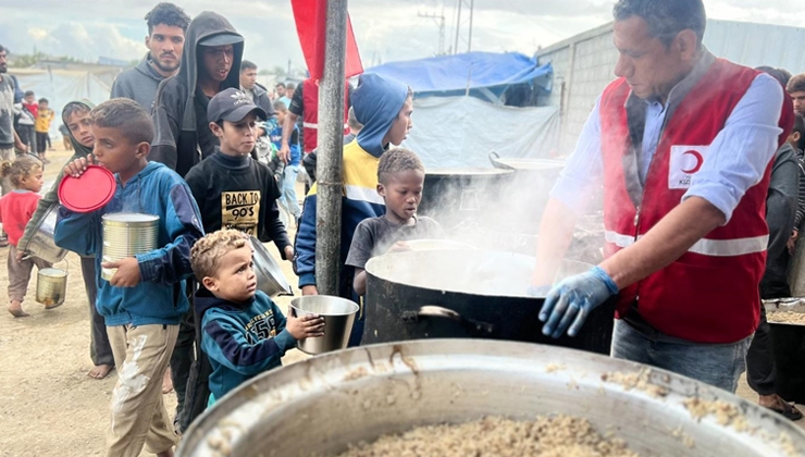 Türk Kızılay Gazze’de günlük 35 bin kişiye sıcak yemek dağıtıyor