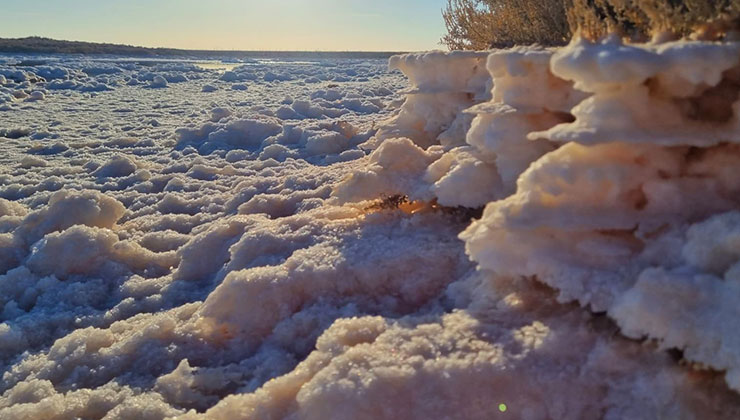 Tuz Gölü’nde suların çekilmesiyle oluşan tuz kütleleri ilgi topladı