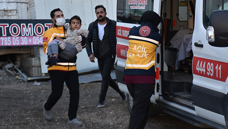 Van’da otoparkta çıkan yangın nedeniyle binada mahsur kalanlar ekiplerce kurtarıldı