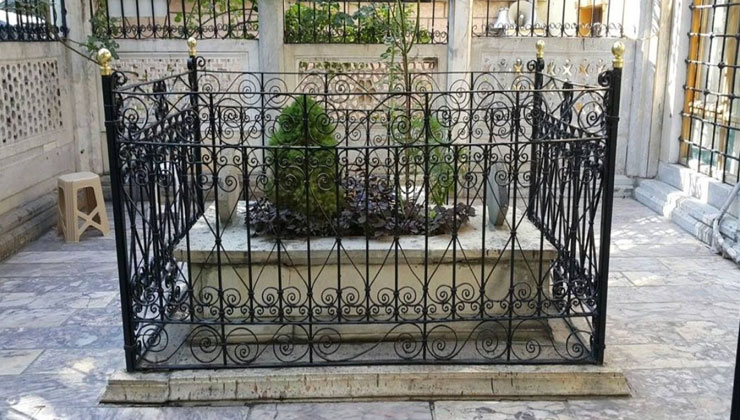 Vasiyeti üzerine yaptırdığı caminin bahçesinde meftun olan alim