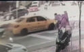 Yaya geçidinde anne ve bebeğe otomobil çarptı