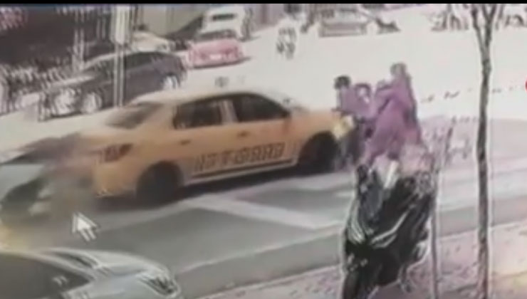 Yaya geçidinde anne ve bebeğe otomobil çarptı