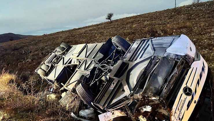 Yolcu otobüsü devrildi: 2 ölü, 21 yaralı