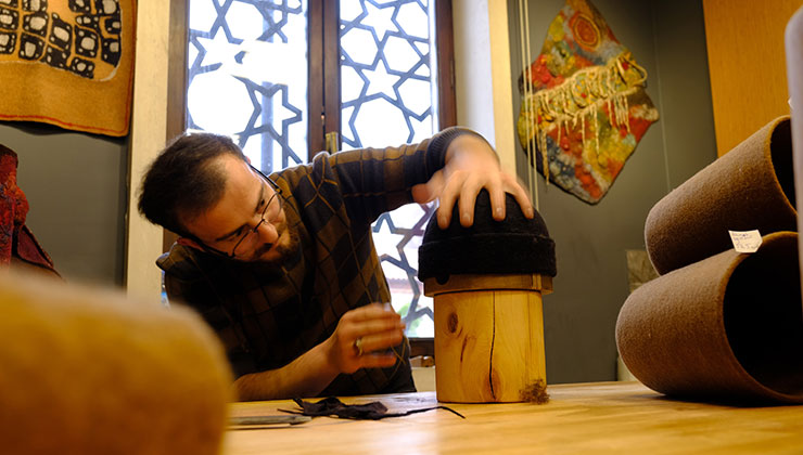 130 yıllık ata mesleği keçeciliği sürdüren esnafın atölyesinde Mevlana Haftası yoğunluğu