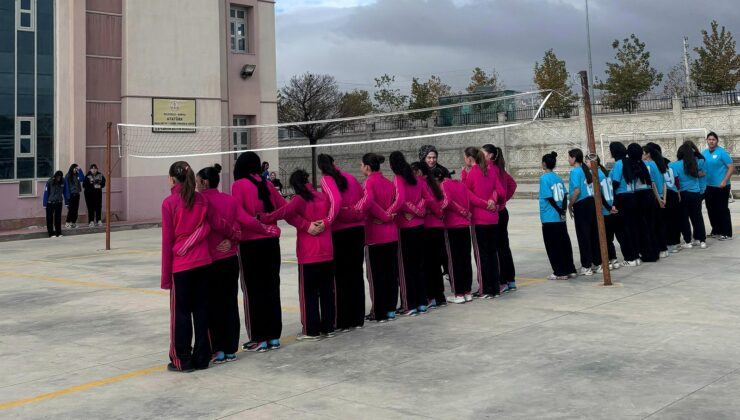 Konya Fenerbahçeliler Derneği Kadın Kolları, öğrencileri voleybolda buluşturdu