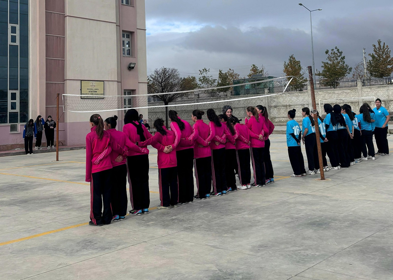 Konya Fenerbahçeliler Derneği Kadın Kolları, öğrencileri voleybolda buluşturdu