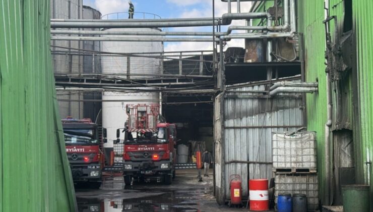 Afyonkarahisar’da bir yağ fabrikasında çıkan yangına müdahale ediliyor
