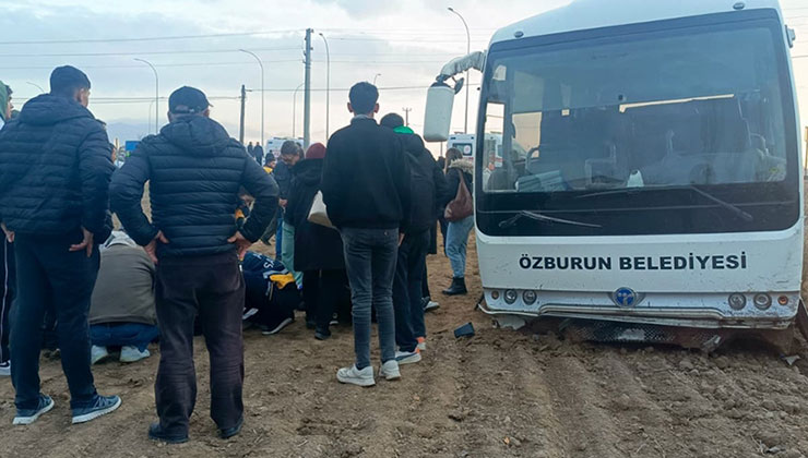 Afyonkarahisar’da öğrenci servis aracı ile kamyonet çarpıştı, 14 kişi yaralandı