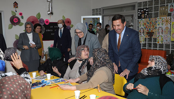 AK Parti Genel Başkan Yardımcısı Uygur Alzheımer Gündüz Yaşam Merkezi’ne övgü