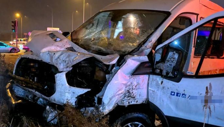 Aksaray’da tır ile servis aracı çarpıştı: 2 yaralı