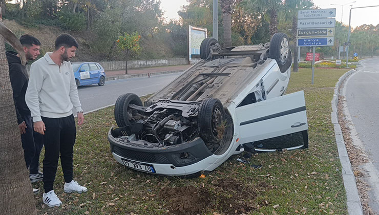 Antalya’da refüje çarpıp ters dönen araçtan ayakta çıktı