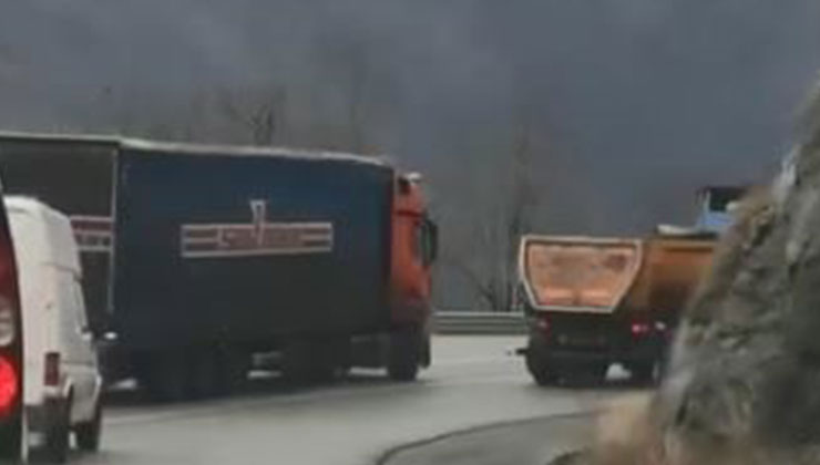 Artvin’de tır şoförünün virajda 5 aracı sollaması faciaya davetiye çıkardı