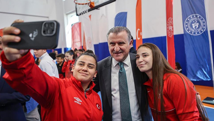 Bakan Bak’tan milli sporculara tebrik