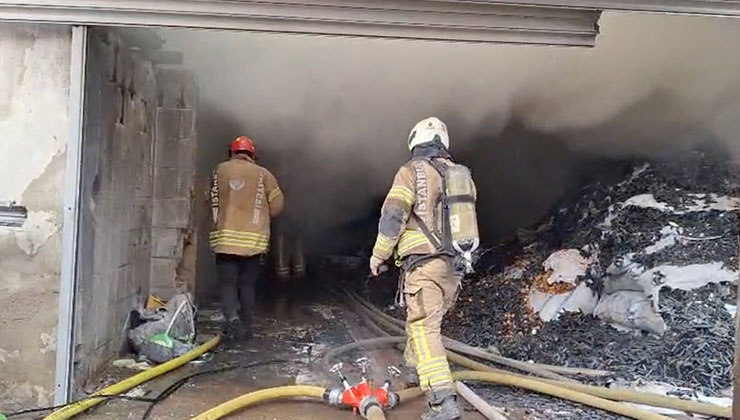 Bakırköy’de 2 katlı etiket fabrikasında çıkan yangın söndürüldü