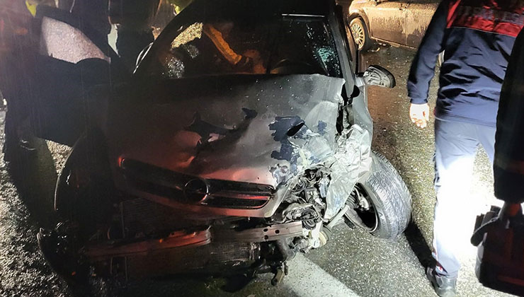 Bariyere vurup savrulan araca çarptı: 4 yaralı